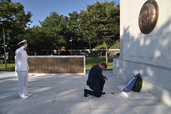 Ο υφυπουργός άμυνας της Ελλάδας γονατίζει μπροστά στο μνημείο των Ελλήνων πεσόντων στην Κορέα